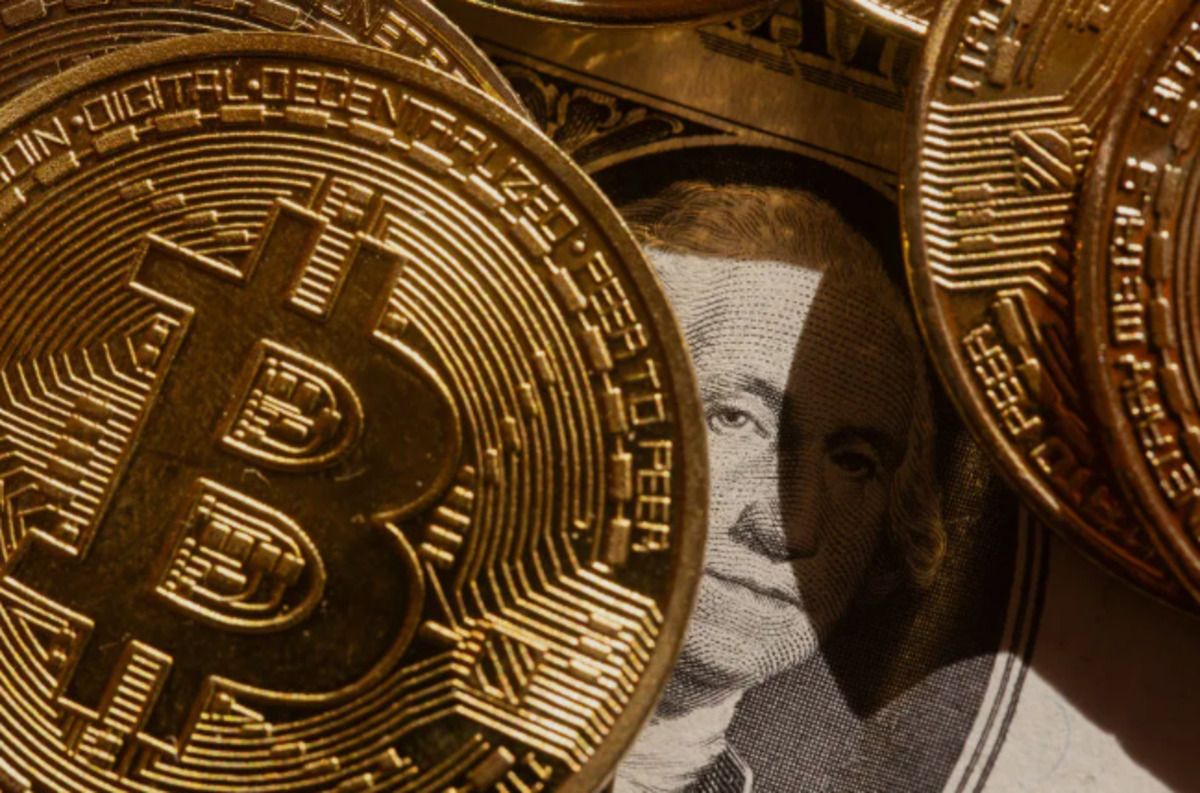 Wall Street Turns Cautious as Bitcoin ETF Outflows Accelerate