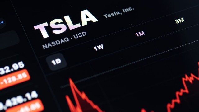 Wall Street vs. ChatGPT-4o: 1-year price targets for Tesla stock