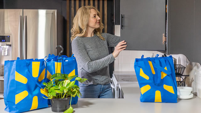 Walmart's former U.S. CEO Bill Simon thinks retailer can easily absorb tariff costs, criticizes its 'doom and gloom' commentary