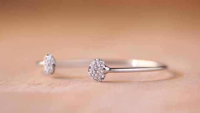 Why a Hedge Fund Dumped Signet Stock Even as the Jeweler Lifted Its 2026 Outlook