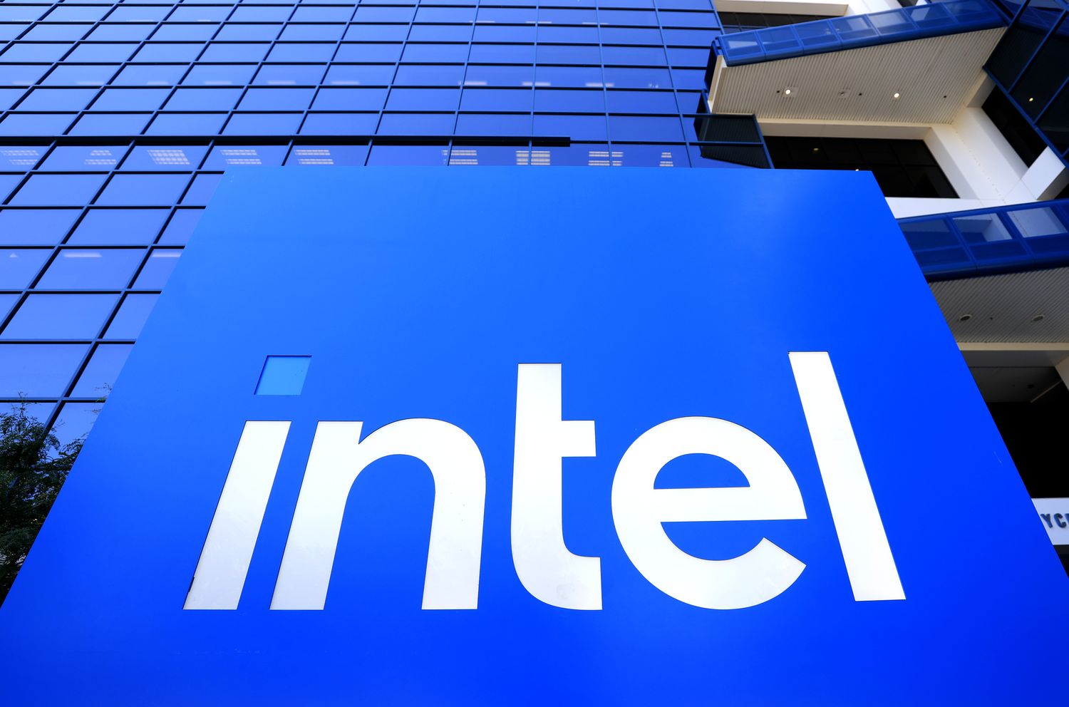 Why Would Anyone Bet Against Intel's Red-Hot Stock Right Now?